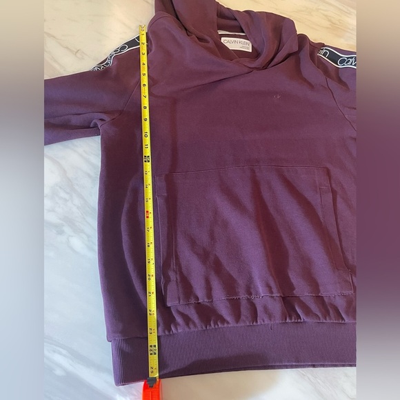 Calvin Klein Men's Purple Sweater Size M Hoodie Kangaroo Pockets Logo Sleeves - Picture 6 of 7